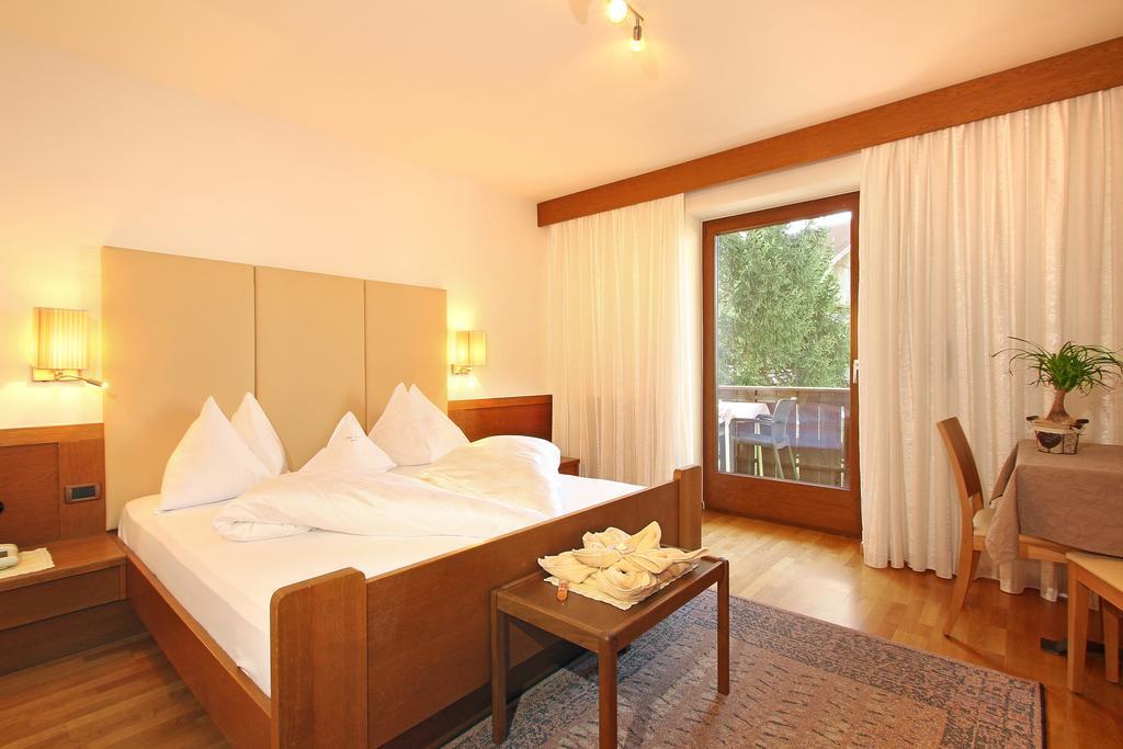 Hotel Garni Savoy Кастелрото Стая снимка